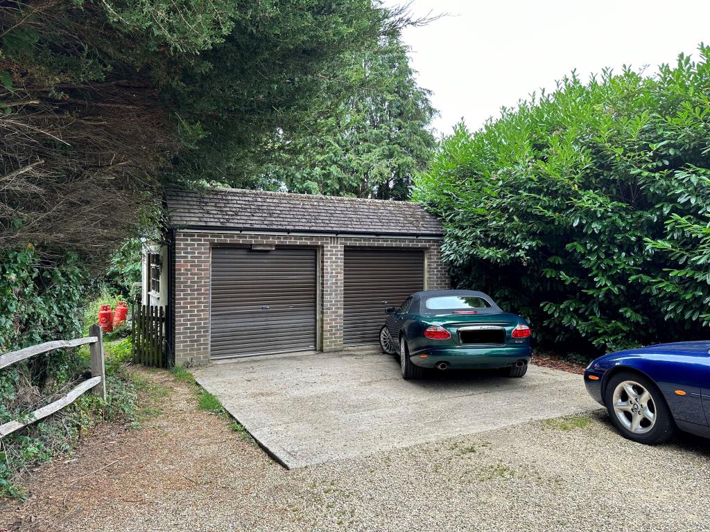 Lot: 136 - DETACHED HOUSE WITH GARAGE AND GARDENS IN NEED OF UPDATING - Double brick garage and doors with driveway